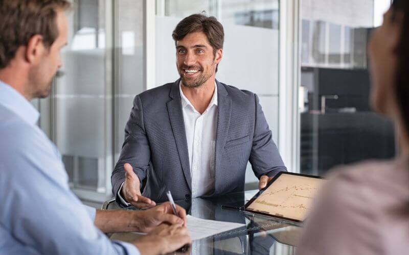 Acompañamiento completo en tu hipoteca con Fénix Capital Clientes acompañados por Fénix Capital durante todo el proceso hipotecario