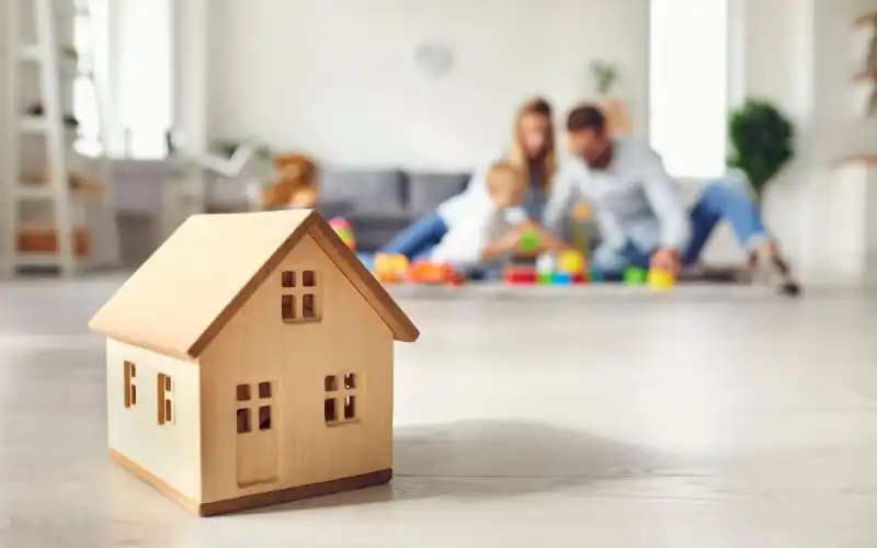 Familia comprando segunda vivienda en Córdoba en 2025 Padres con hijos valorando opciones de hipoteca para segunda residencia en Córdoba