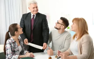 Padres e hijos firmando la herencia con un notario en Córdoba, acompañados por un asesor legal