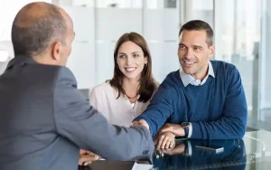 Pareja de 30 años en oficina bancaria en Córdoba gestionando hipoteca sin entrada en 2025