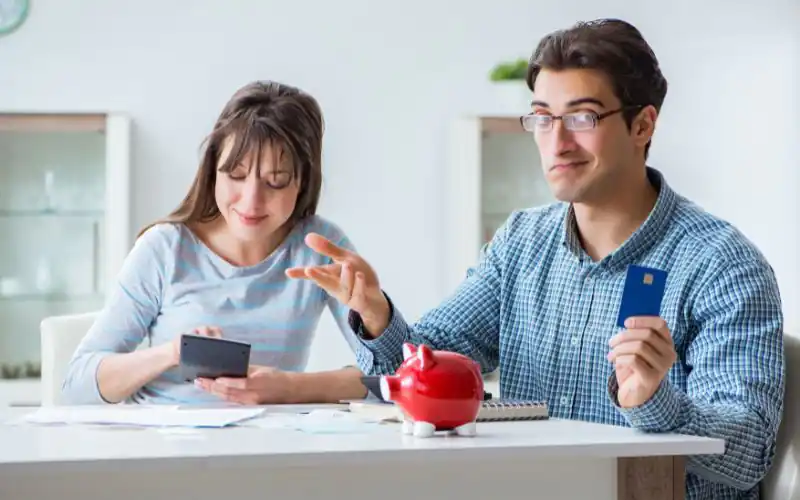 Comparativa visual del ahorro mensual con refinanciación de deudas
