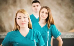 Grupo de funcionarios con estabilidad laboral, candidatos ideales para hipotecas con condiciones preferentes