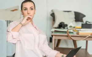 Mujer autónoma en Córdoba gestionando sus finanzas desde casa con su portátil