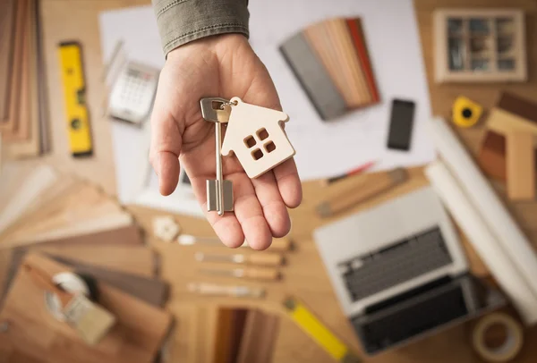 Mano sosteniendo unas llaves y un llavero con forma de casa en Córdoba