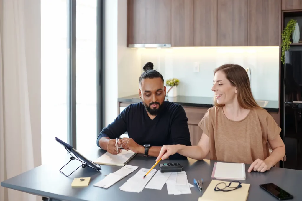 Pareja revisando gastos y documentación de vivienda en Córdoba