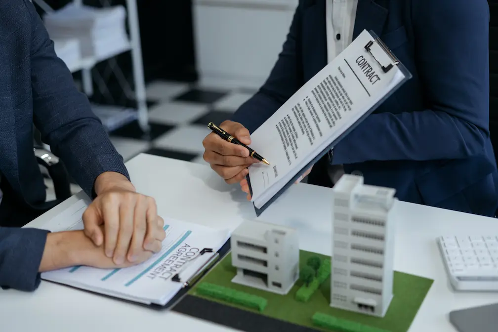 Asesor hipotecario revisando una simulación de hipoteca en Córdoba