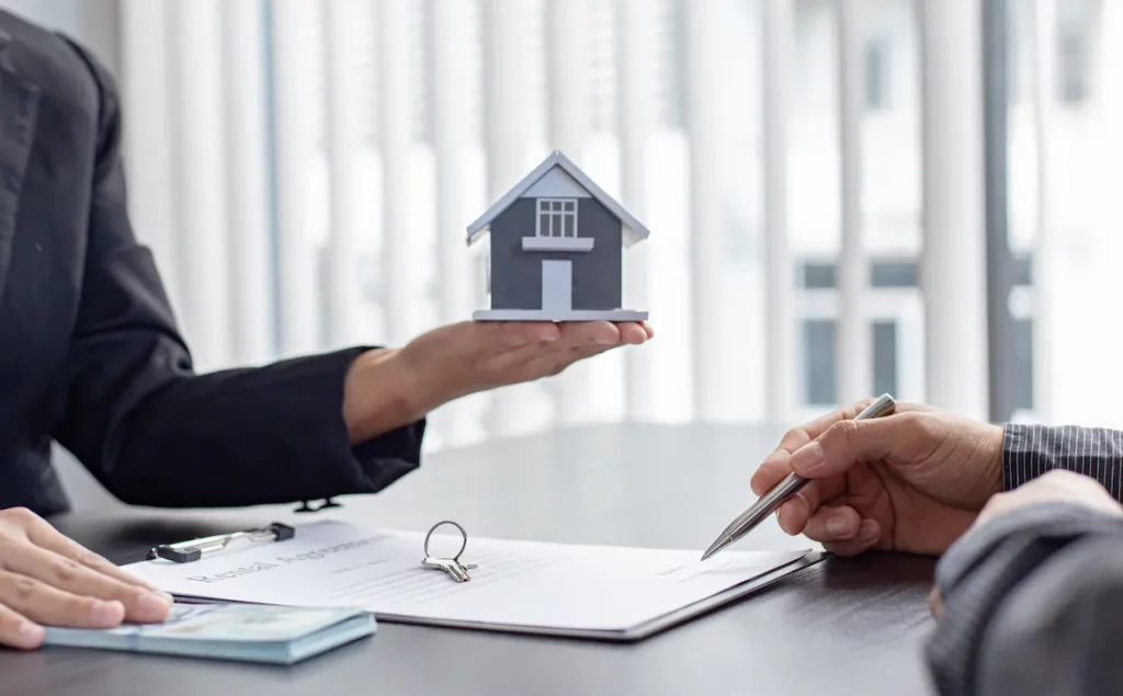 Firma de documentos para tramitar una ampliación de vivienda en Córdoba