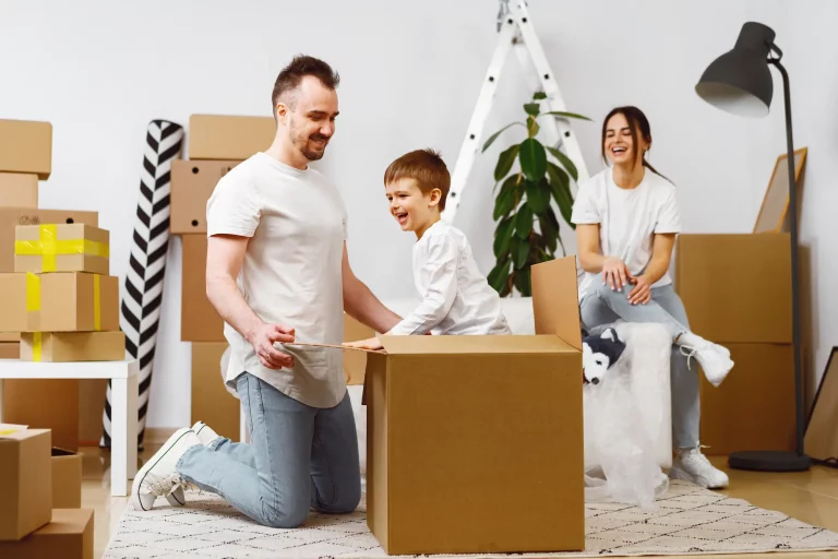 Familia con un niño mudándose a su nueva vivienda en Córdoba