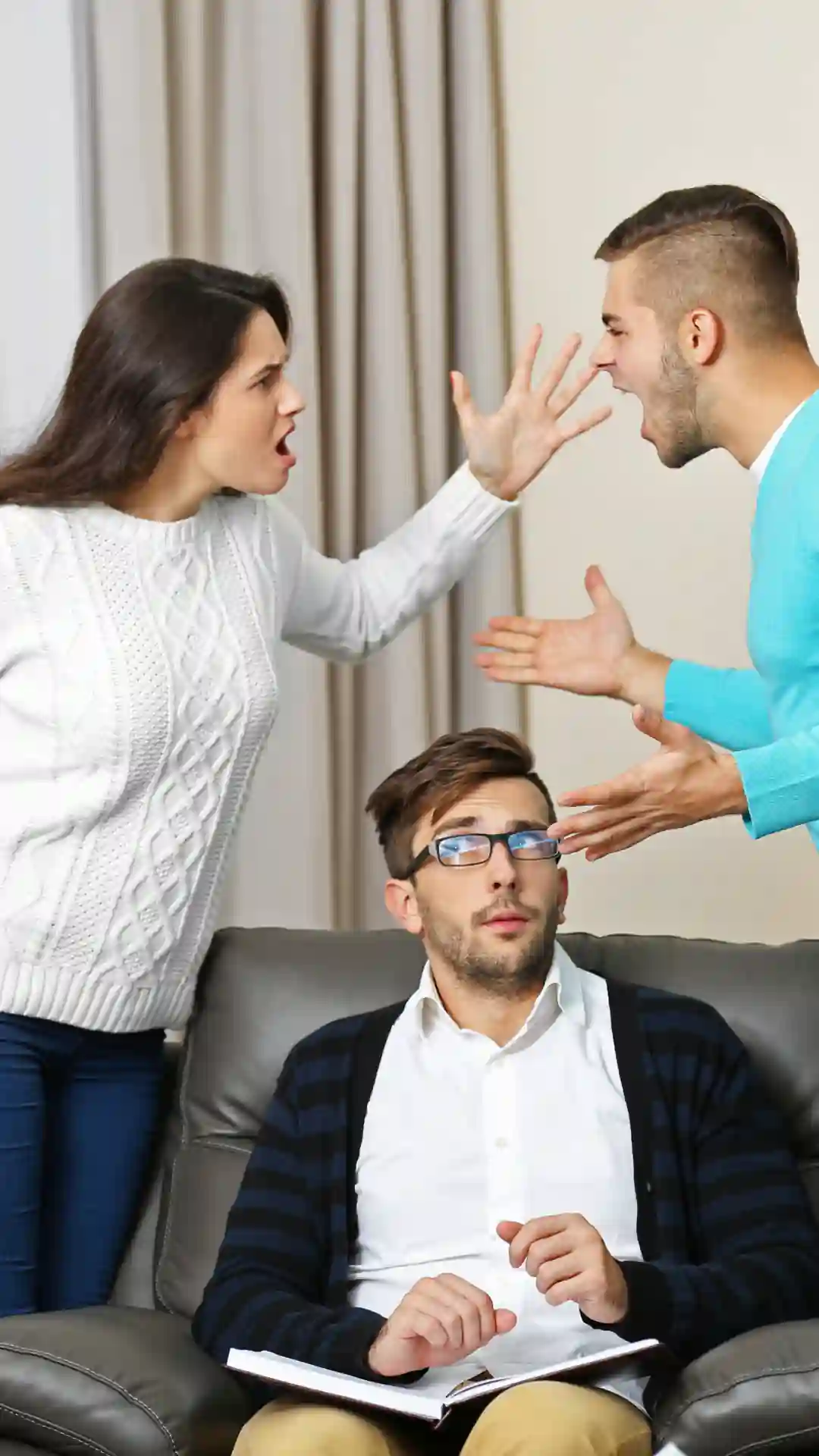 Pareja revisando la compra de una vivienda en Córdoba