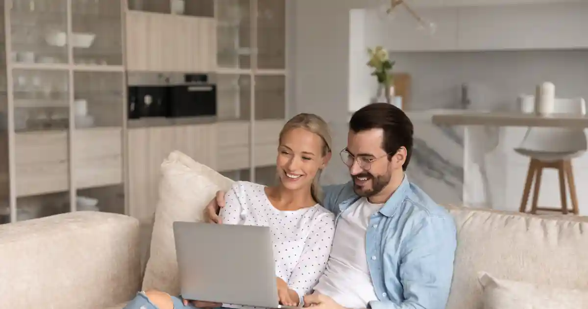 Pareja revisando desde casa sus opciones antes de comprar vivienda en Málaga