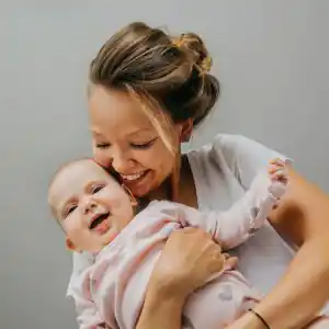 Madre con su bebé en brazos como imagen para una hipoteca de familias monoparentales en Córdoba