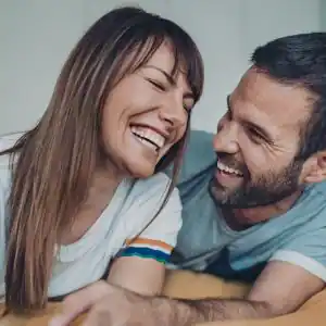 Pareja sonriendo en casa mientras valora una hipoteca para comprar vivienda en Córdoba