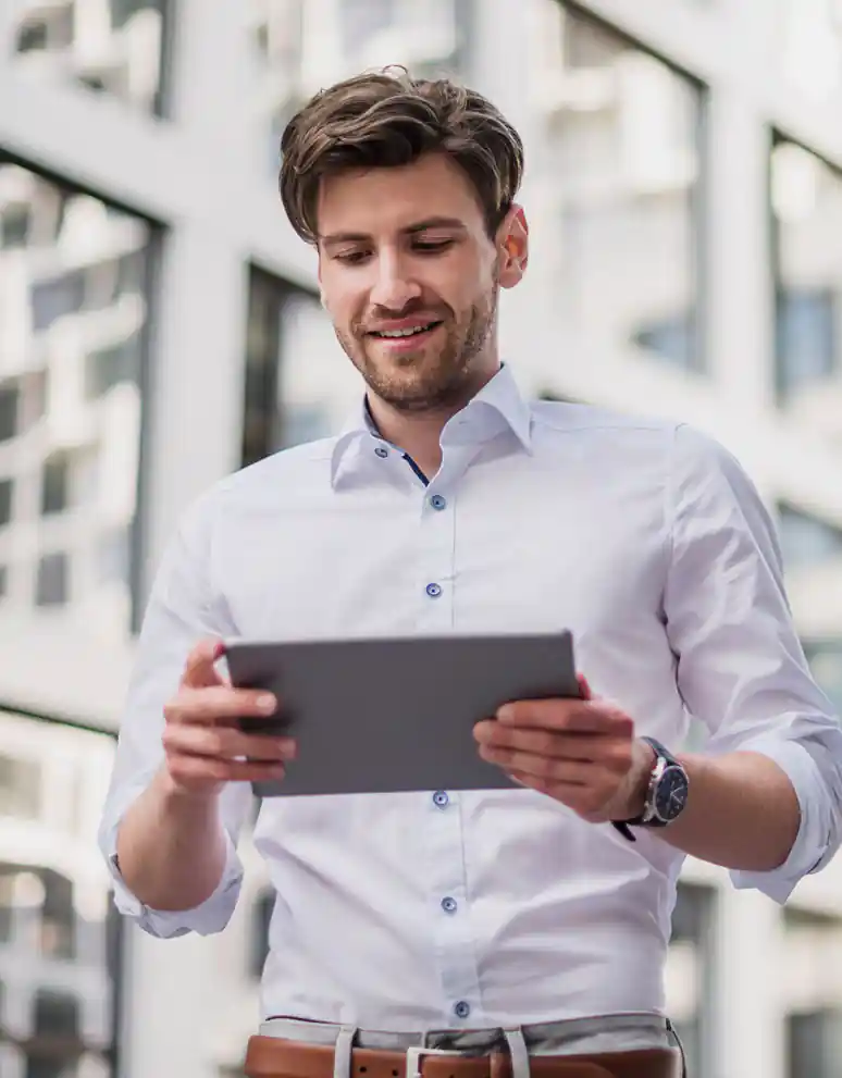 Profesional revisando información en una tablet durante su jornada de trabajo en Córdoba