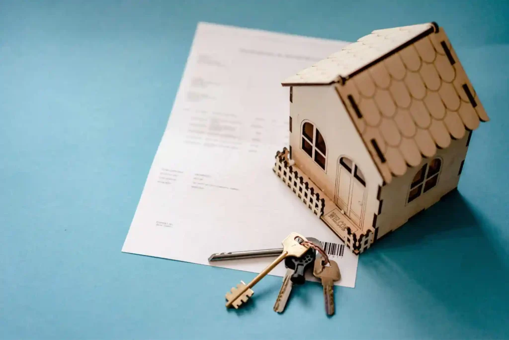 Casa, llaves y contrato para calcular la cuota de una hipoteca variable