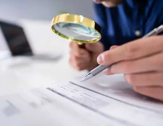 Revisión de documentos para estudiar los requisitos de una hipoteca