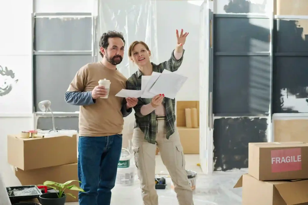 Pareja revisando planos para construir su vivienda con una hipoteca autopromotor