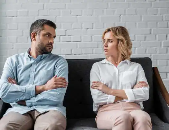 Pareja revisando cómo los ingresos y deudas afectan a la cuota de la hipoteca