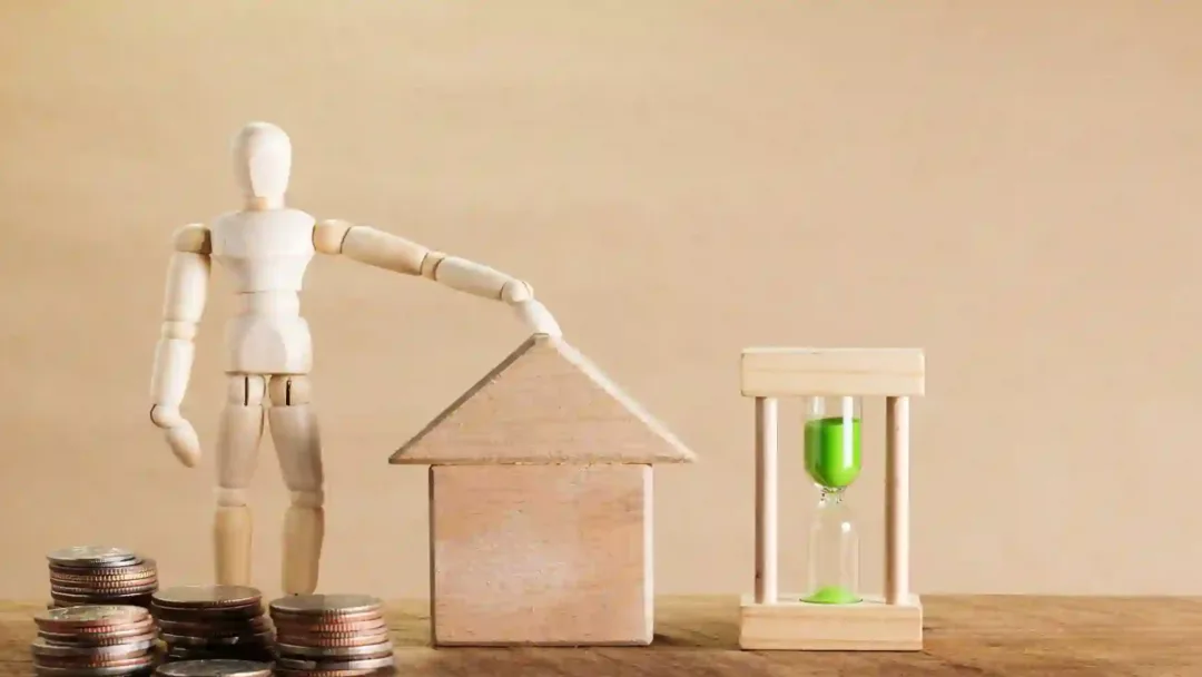 Personas revisando una compra de vivienda con un asesor