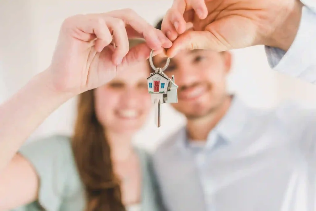 Pareja con llaves de vivienda valorando una hipoteca mixta