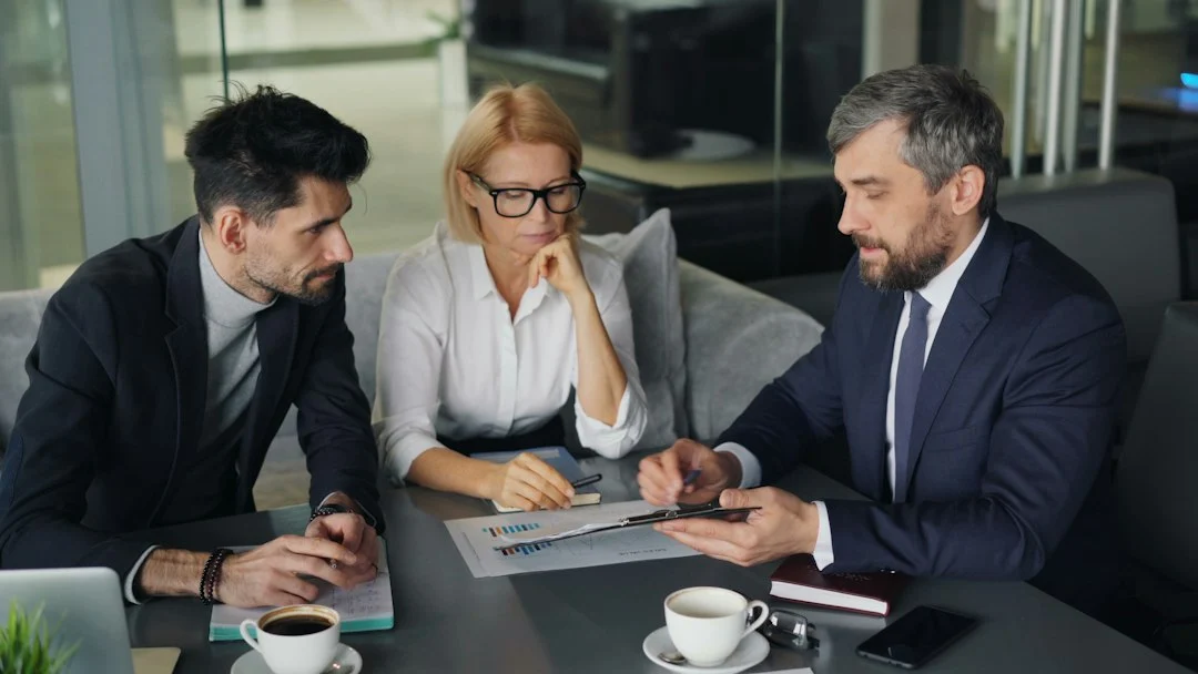 Personas revisando una compra de vivienda con un asesor