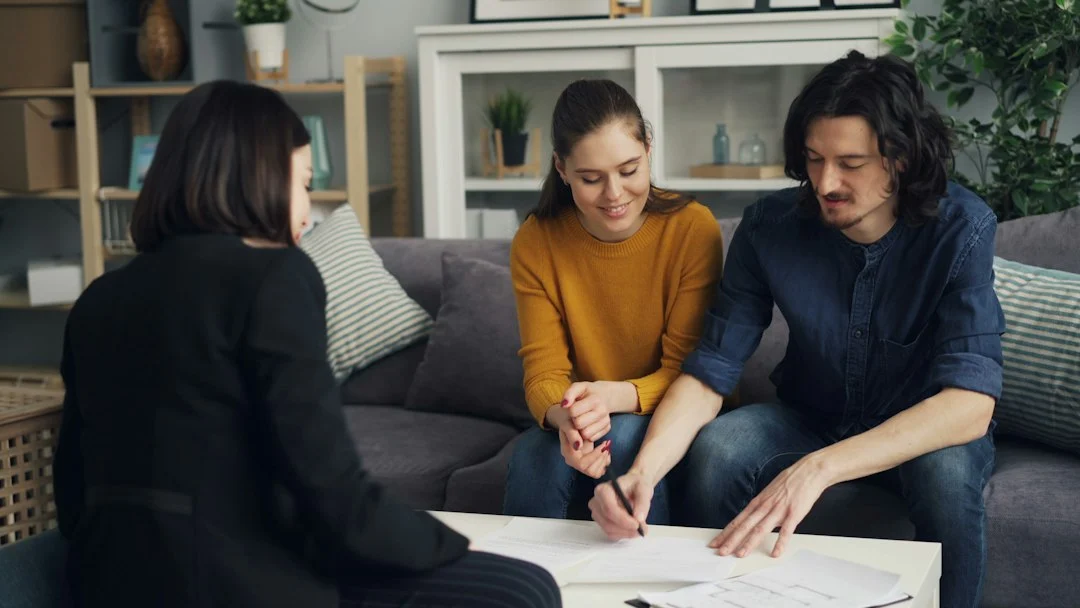 Pareja revisando condiciones antes de comprometer una compra de vivienda