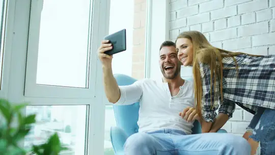Pareja en casa preparando su operación hipotecaria con Fénix Capital